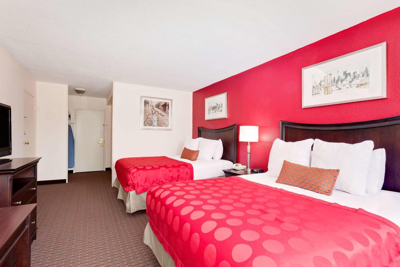 Ramada By Wyndham Fishkill Hotel Kültér fotó